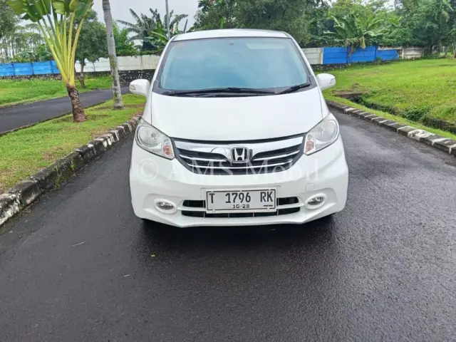 FREED GB3 1.5 E AT 2013