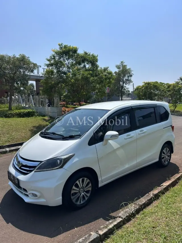 HONDA FREED 1.5 E 2013 — dokumentasi 3
