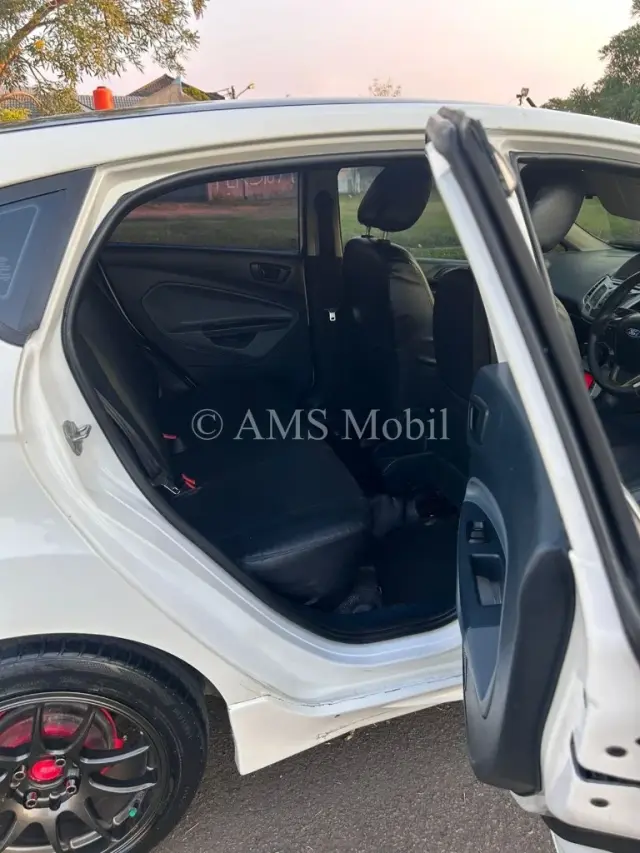FORD FIESTA 1.4L MT 2012 — dokumentasi 11