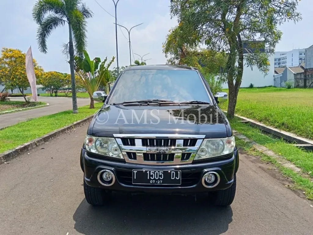 ISUZU PANTHER TURBO TOURING 2012 — foto utama arsip